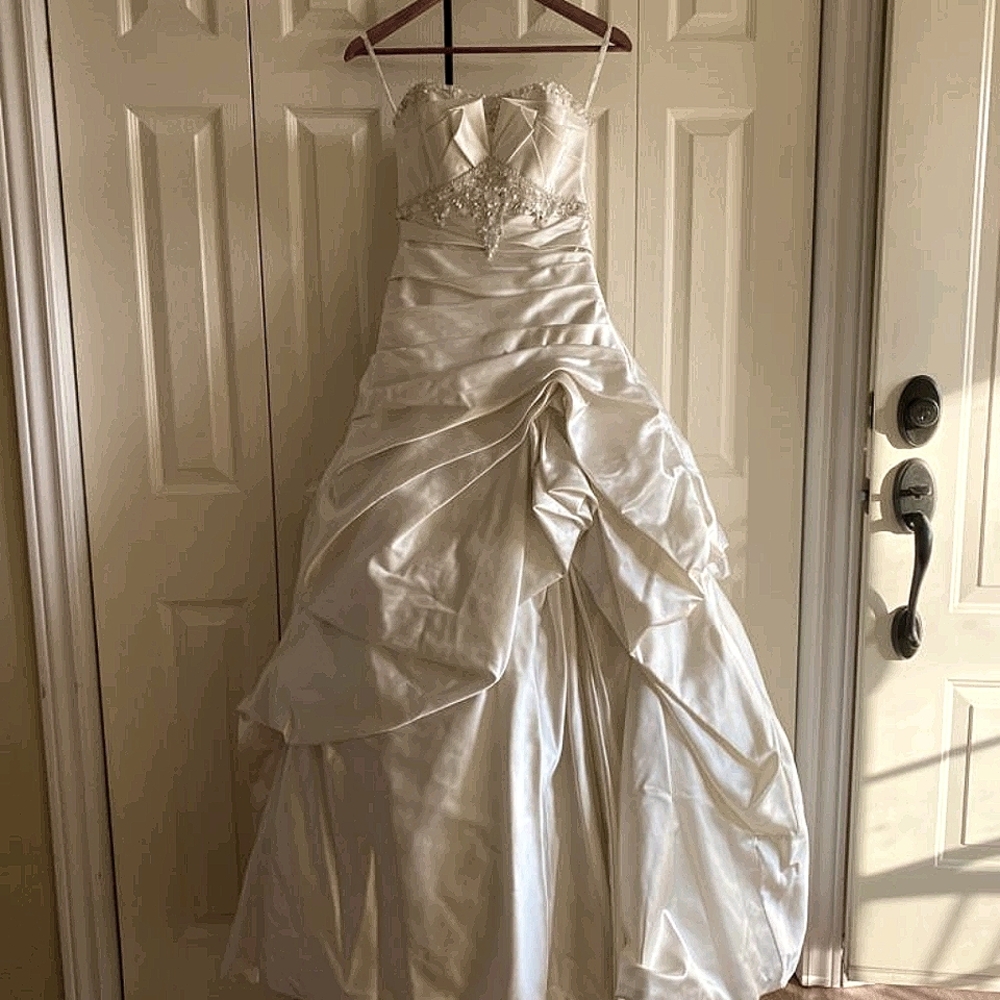 Beautiful ivory wedding dress ballgown in EUC!